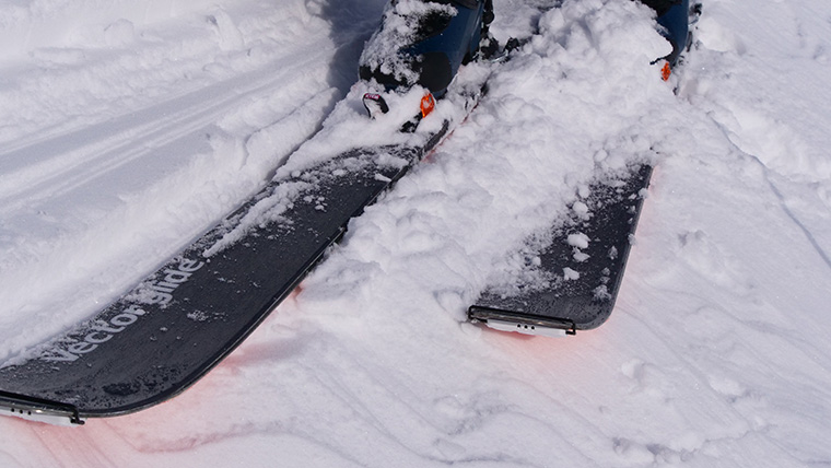 雪道を滑走するVECTOR GLIDEのスキー板のアップ。