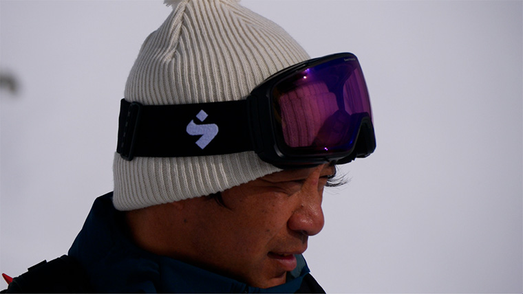 スキーウェアを着ている秋庭さんの横顔。