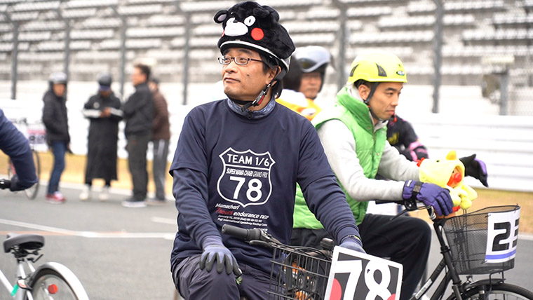 熊本のゆるキャラ「くまモン」のヘルメットと、チームTシャツを着用してレースへ。