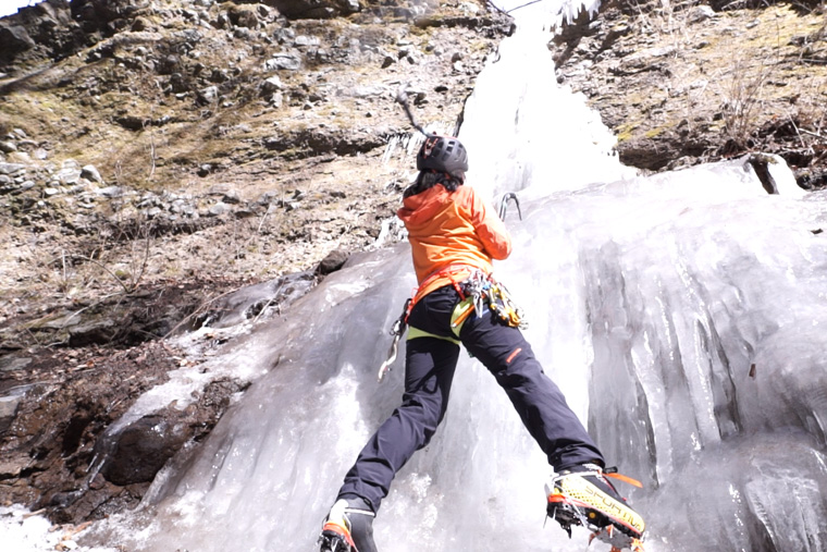 氷壁の登り方を解説する山岳カメラマンの「アヤ」さん